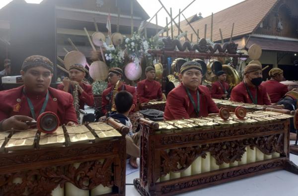 Ribuan Warga Solo Padati Depan Pura Mangkunegaran Dihibur Musik Karawitan