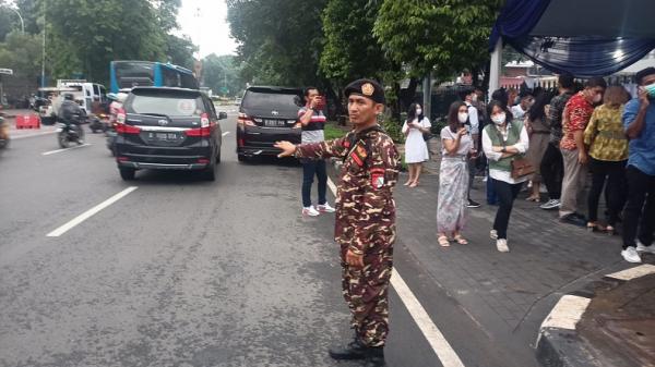 Potret Anggota Banser Nu Ikut Amankan Misa Malam Natal Di Gereja