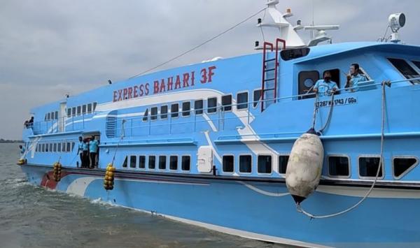 Kapal Tak Beroperasi Akibat Gelombang Tinggi Wisatawan Masih