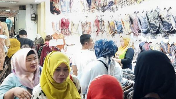 Pedagang Pakaian Di Pasar Tanah Abang Ngaku Pendapatannya Turun