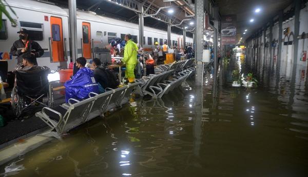 Stasiun Semarang Tawang Banjir Perjalanan Kereta Api Terganggu