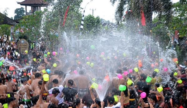 Serunya Tradisi Perang Air Di Bali