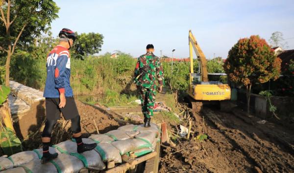 Ganjar Minta Pemkot Semarang Konstruksi Ulang Tanggul Imbas Banjir