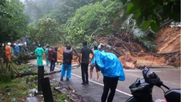 Longsor Tutup Badan Jalan Di Lubuk Paraku Jalur Padang Solok Lumpuh Total