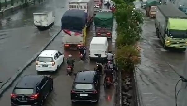 Kaligawe Tergenang Banjir Jalur Pantura Semarang Demak Macet