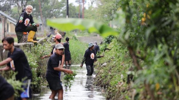 Warga Rancaekek Bandung Dan Relawan GMC Gotong Royong Bersihkan Sungai