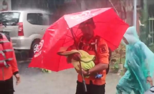 Tim Sar Evakuasi Bayi Terjebak Banjir Meter Lebih Di Makassar