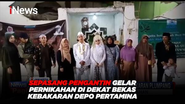 Sepasang Pengantin Gelar Pernikahan Di Dekat Puing Bekas Kebakaran Depo