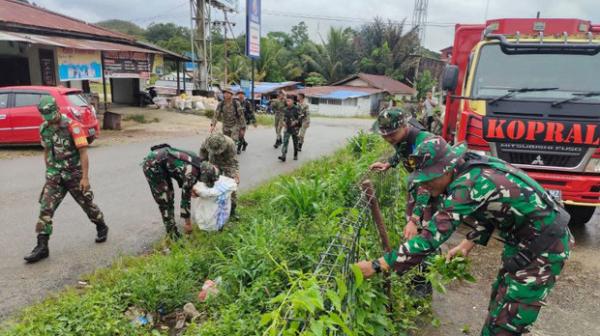 TNI Dan Tentara Malaysia Gotong Royong Bersihkan Terminal Bus Badau Di