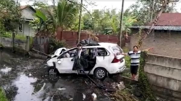 Mobil Camat Sunggal Kecelakaan Oleng Hingga Terjun Bebas Ke Luar Jalur Tol