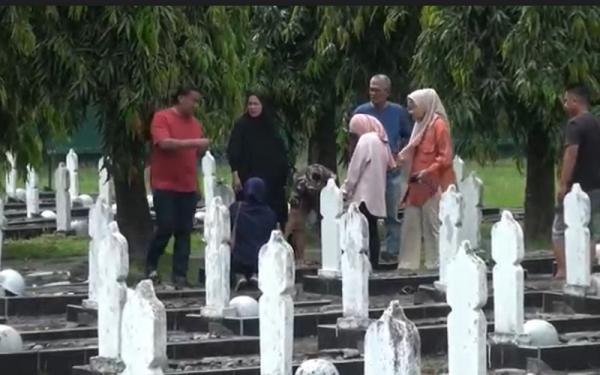 Jelang Ramadan Warga Palembang Lakukan Tradisi Ziarah Kubur