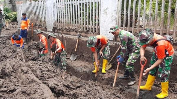 Lanudal Manado Bantu Bersihkan Material Banjir Di Desa Klabat Minahasa