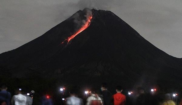 Gunung Merapi Luncurkan 7 Kali Guguran Lava Pijar