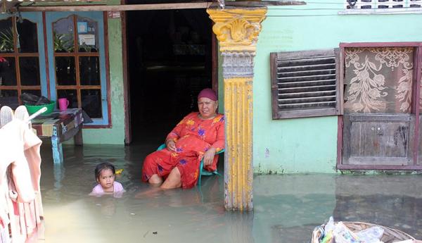 Banjir Rob Rendam Permukiman Warga Medan Belawan