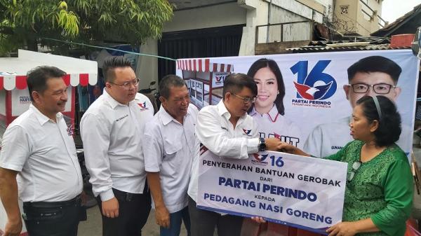 Bacaleg Partai Perindo Kembali Bagikan Bantuan Gerobak Ke Pelaku Usaha