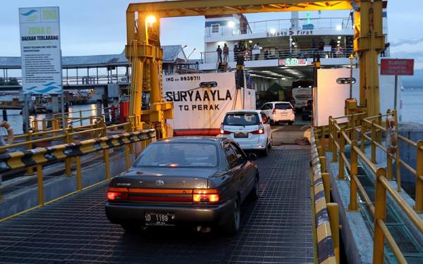 Pemudik Dari Bali Menuju Pulau Jawa Mulai Berdatangan Ke Pelabuhan