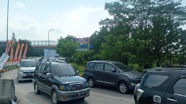 Hari H Idul Fitri Arus Lalu Lintas Tol Cipali Ramai Rest Area Km 166