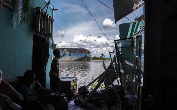 2 Kapal Tongkang Tertiup Angin Kencang Tabrak 35 Rumah Di Kalsel