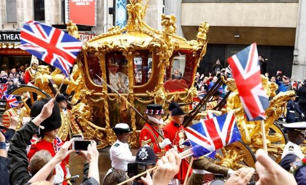 Naik Kereta Kuda Berlapis Emas Raja Charles Kembali Ke Istana Buckingham