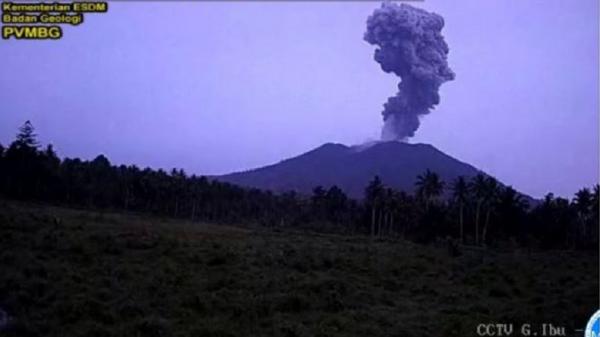 Gunung Ibu Di Pulau Halmahera Erupsi Semburkan Kolom Abu Setinggi