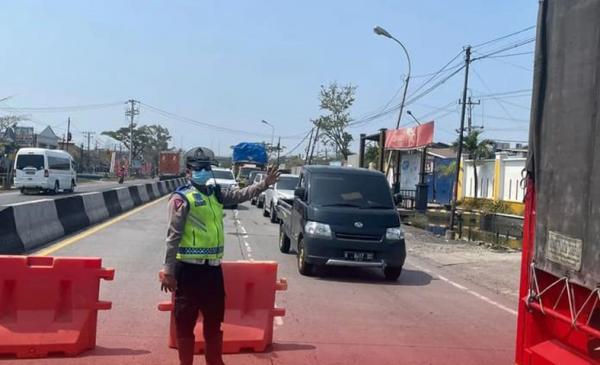 Arus Kendaraan Di Jalan Pantura Tersendat Polres Demak Gelar Rekayasa