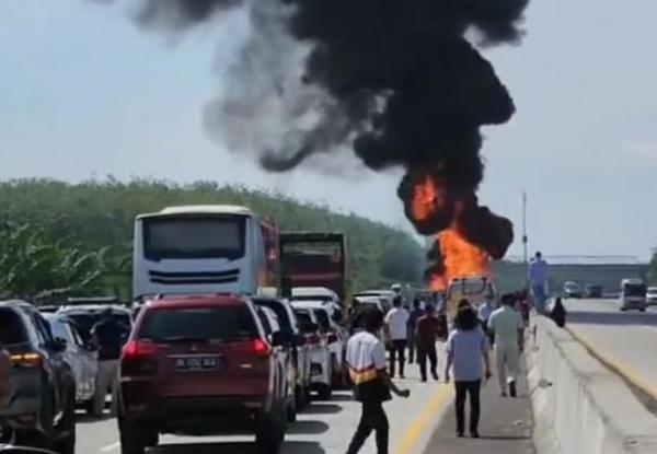 Kecelakaan Di Sergai Pikap Terbakar Di Tol Medan Tebingtinggi Usai