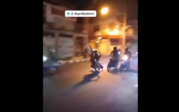 Viral Pembalap Liar Di Mojokerto Jatuh Dan Tertabrak Motor Hingga Terlempar