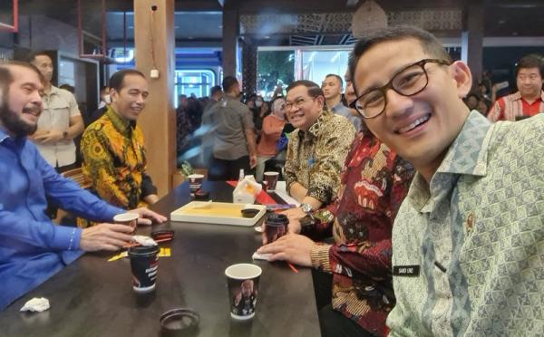 Pakai Batik Hijau Sandiaga Uno Ngopi Bareng Jokowi Ini Obrolannya