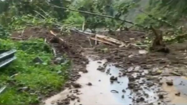 Penampakan Jalan Trans Sulawesi Tertutup Longsoran Tebing Dipenuhi