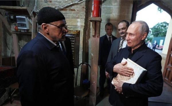 Momen Presiden Rusia Vladimir Putin Peluk Alquran Hadiah Dari Muslim