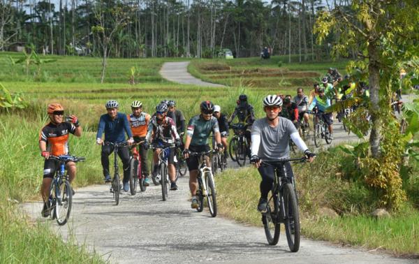 Kasdam IV Diponegoro Gowes Bareng Anggota Susuri Sawah Dan Perbukitan