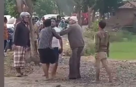 Viral Pemuda Di Bangkalan Bawa Istri Orang Babak Belur Dikeroyok Warga