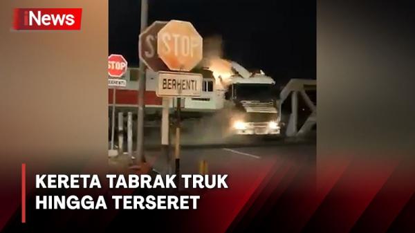 Detik Detik Kereta Api Tabrak Truk Trailer Hingga Terseret Puluhan