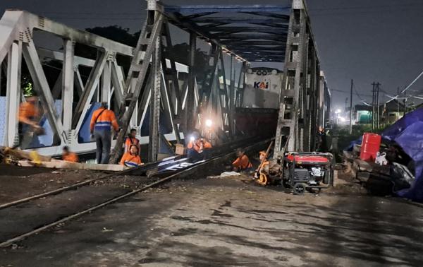 Proses Evakuasi Truk Yang Ditabrak KA Brantas Selesai KAI Pastikan