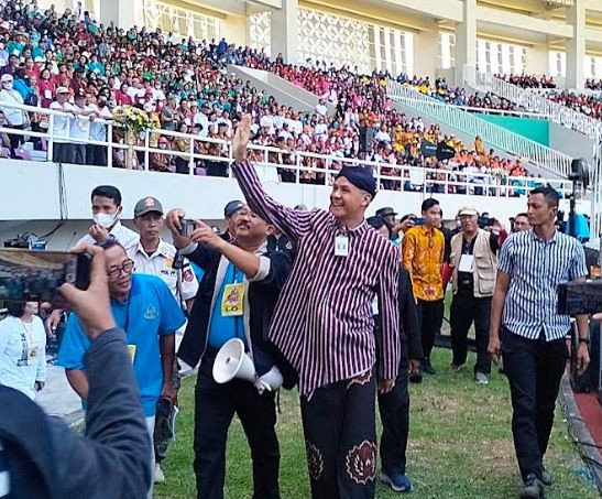 Didampingi Gibran Ganjar Pranowo Hadiri Perayaan Hari Lanjut Usia Di Solo