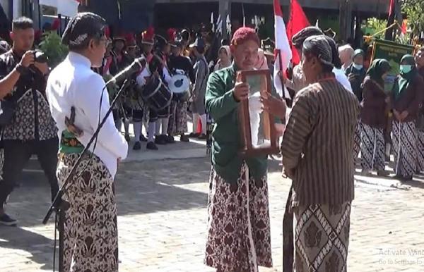 Warga Imogiri Bantul Pertahankan Tradisi Ngarak Siwur Di Makam Raja