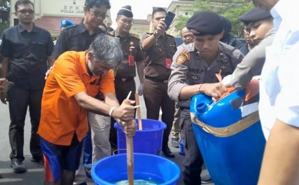 Polda Jambi Musnahkan Sabu Cair Senilai Rp Miliar Milik Wna Iran