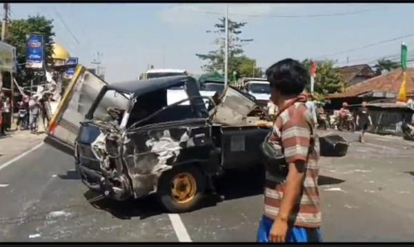 Kecelakaan Beruntun 3 Kendaraan Di Jalur Pantura Brangsong Kendal 1