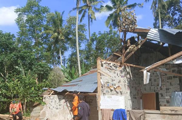 11 Rumah Di Limapuluh Kota Rusak Diterjang Angin Kencang