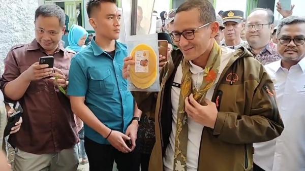 Sandiaga Uno Serahkan Bantuan Dpup Untuk Desa Wisata Alamendah