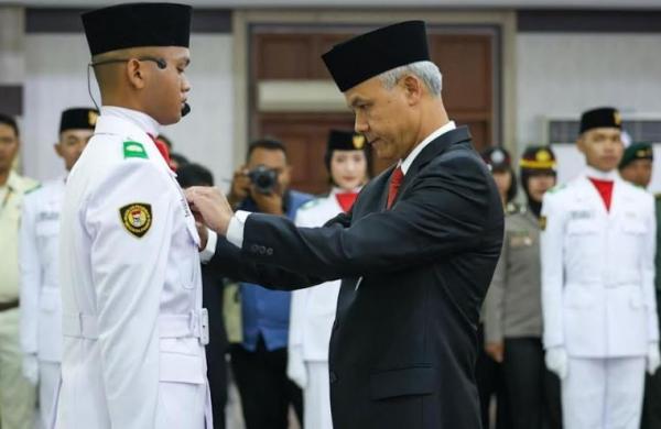 Kukuhkan Anggota Paskibra Jateng Ganjar Terus Kawal Merah Putih Dan