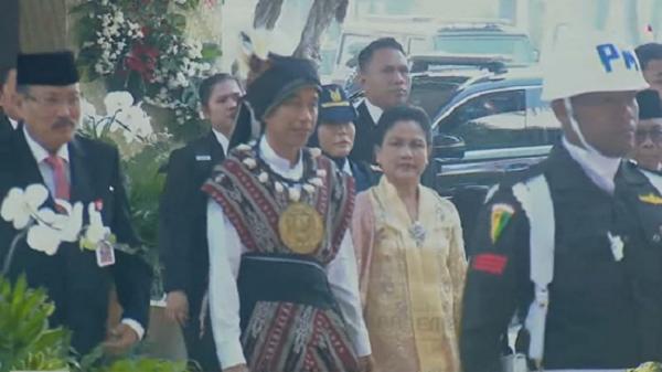 Presiden Jokowi Kenakan Baju Adat Tanimbar Maluku Tiba Di Gedung Nusantara