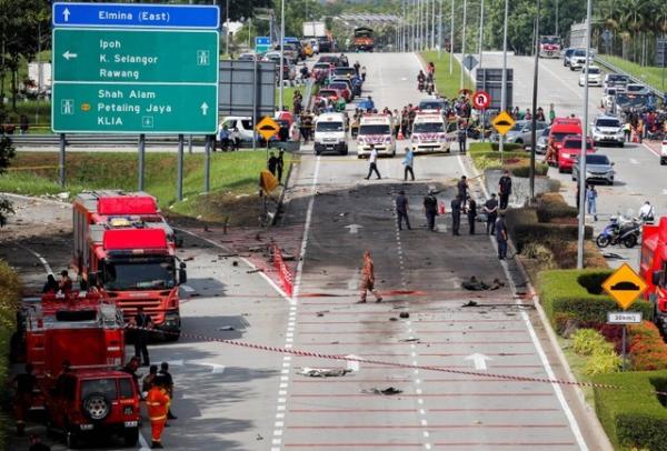 Viral Jet Pribadi Jatuh Dan Tabrak Mobil Hingga Motor Di Malaysia