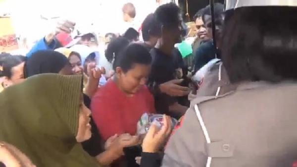 Demi Beras Gratis Ratusan Emak Emak Di Cimahi Rela Antre Dan Berdesakan