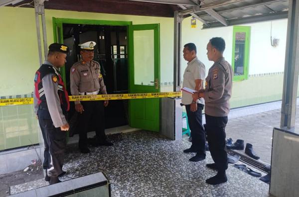 Terekam Cctv Pria Bersarung Bobol Kotak Infak Di Masjid Al Musthofa