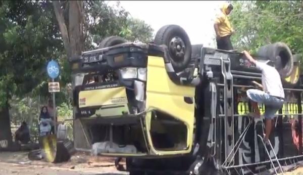 Kecelakaan Di Jombang Truk Ugal Ugalan Tabrak Minibus Hingga Terbalik