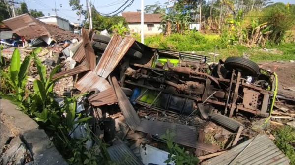 Kecelakaan Di Salatiga Truk Muatan Kulit Kelapa Sawit Tabrak Warung