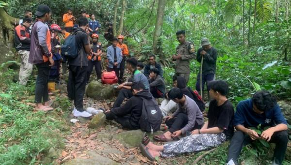 Wisata Di Curug Kembar Bogor Belasan Santri Sempat Tersesat