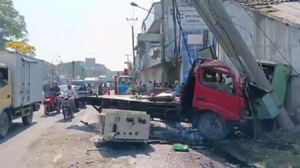 Kecelakaan Di Cirebon Truk Oleng Tabrak Motor Dan Gardu Listrik