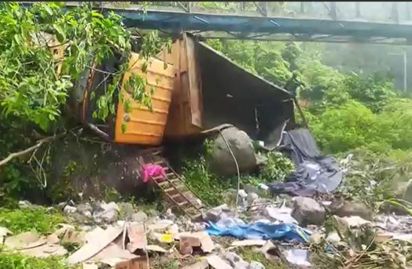 Kecelakaan Hari Ini Di Tanah Datar Truk Angkut Sembako Terguling Ke Jurang